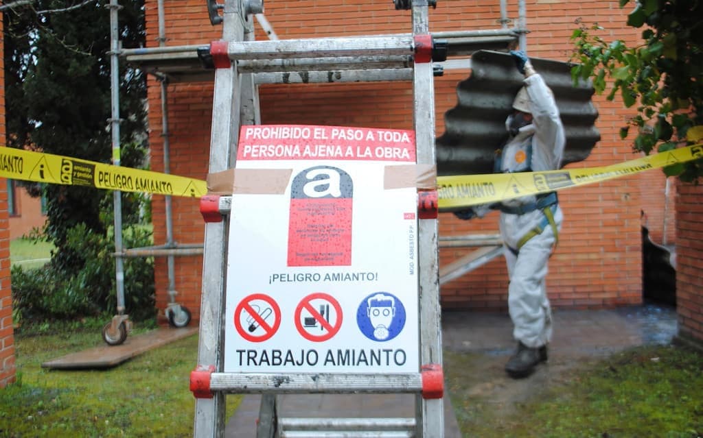 Equipo de protección individual para a retirada de uralita en Vigo