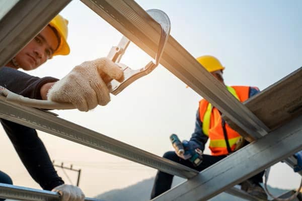 Operario con equipo de prevención de riesgos laborales en trabajos verticales en Vigo