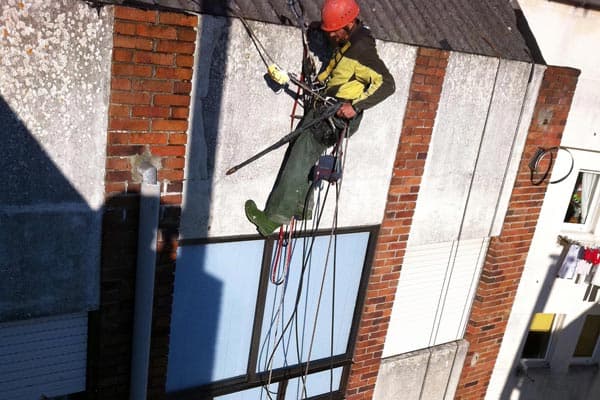 Trabajos verticales en fachadas de edificios en Vigo
