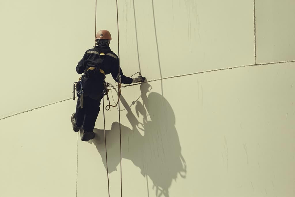 Técnico realizando soluciones integrales en altura en Vigo